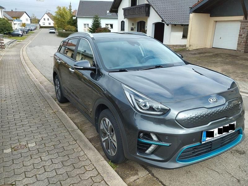 Grau Gebraucht 2021 Kia e-Niro Spirit SUV | 21.500 € (Superpreis) - Bild 1/4