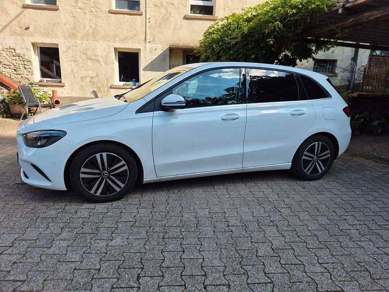 Weiß Gebraucht 2019 Mercedes B180 Van / Kleinbus | 19.500 € (Superpreis) - Bild 1/4