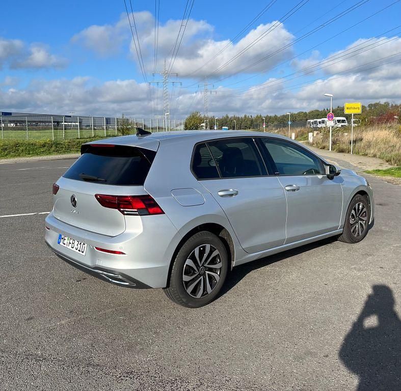 Gebraucht VW Golf VIII Active 131 PS (96 kW) 2021 Silber Limousine