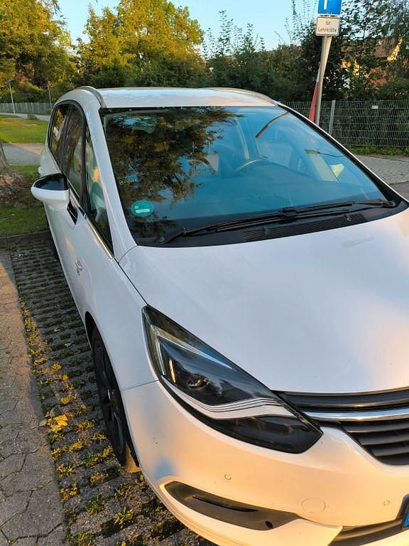Weiß Gebraucht 2017 Opel Zafira Tourer Business Innovation Van / Kleinbus | 12.900 € (Guter Preis) - Bild 1/1