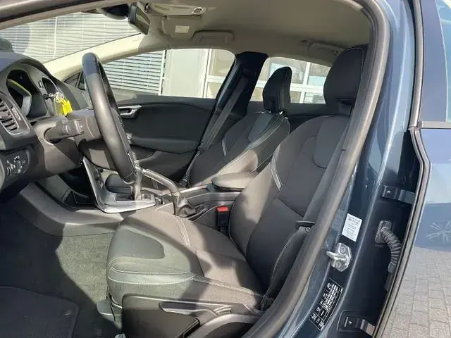 Gebraucht Volvo V40 Momentum 122 PS (89 kW) 2018 Blau Limousine