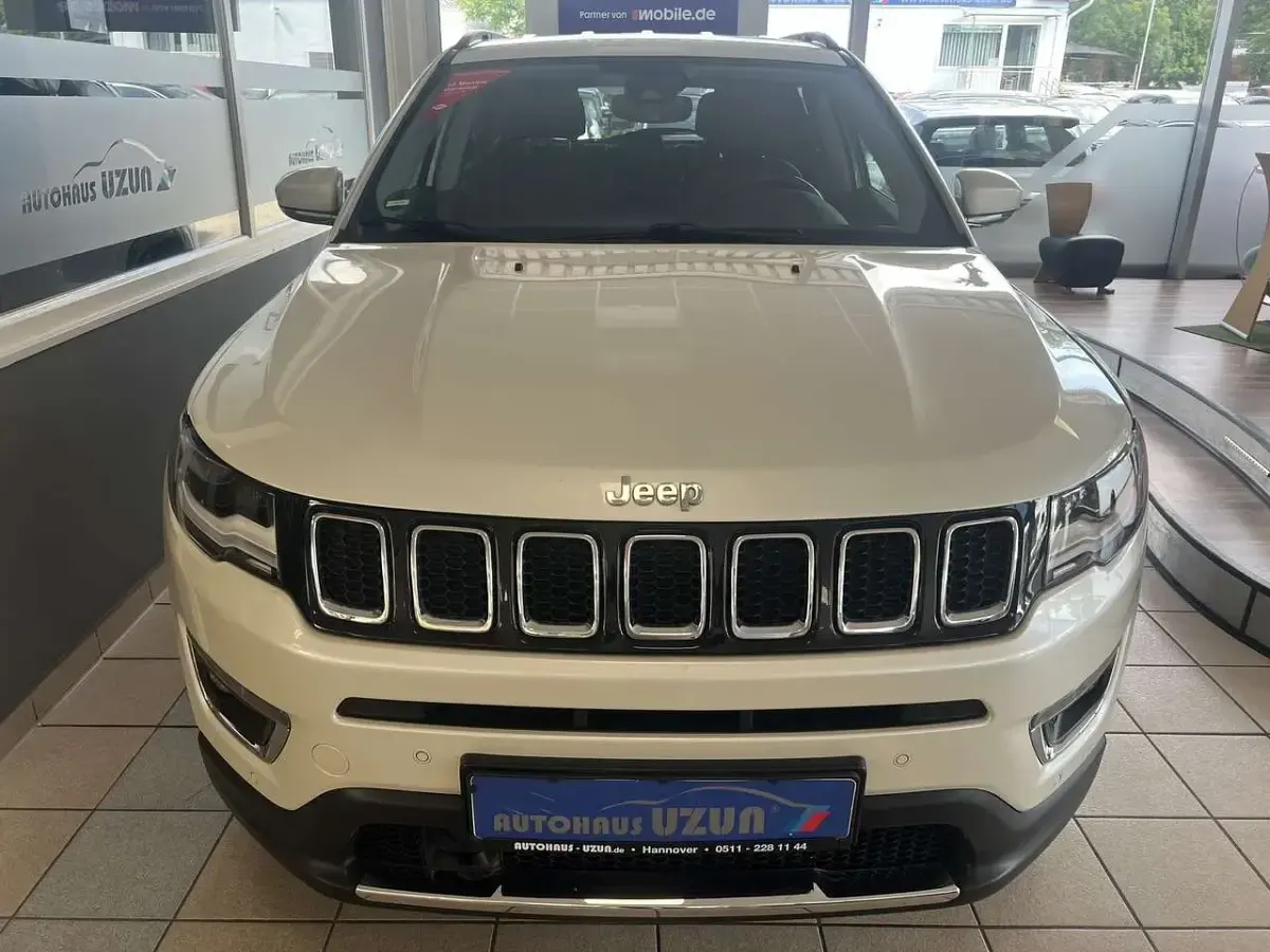 Gebraucht Jeep Compass Limited 170 PS (125 kW) 2018 Bela perla SUV