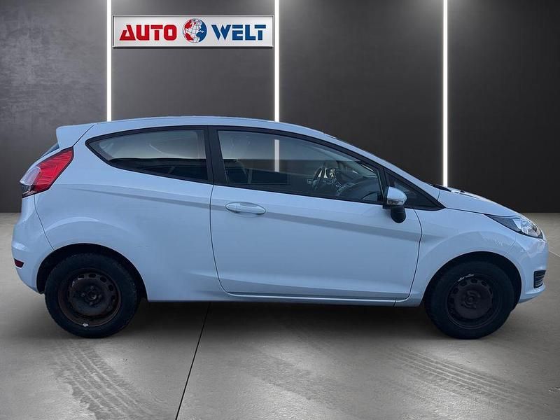 Gebraucht Ford Fiesta Ambiente 65 PS (47 kW) 2015 Weiß Kleinwagen