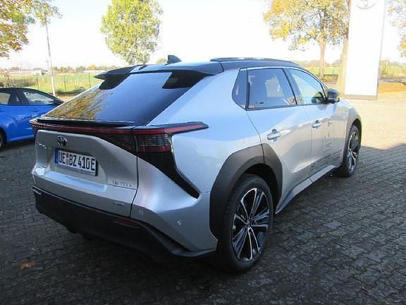 Gebraucht Toyota bZ4X Basis 159 kW (217 PS) 2022 Cosmicsilber metallic/ dach schwarz SUV