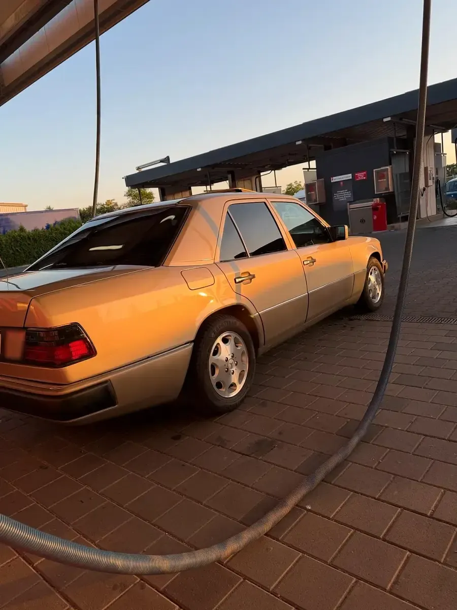 Gebraucht Mercedes E250 94 PS (69 kW) 1992 Silber Limousine