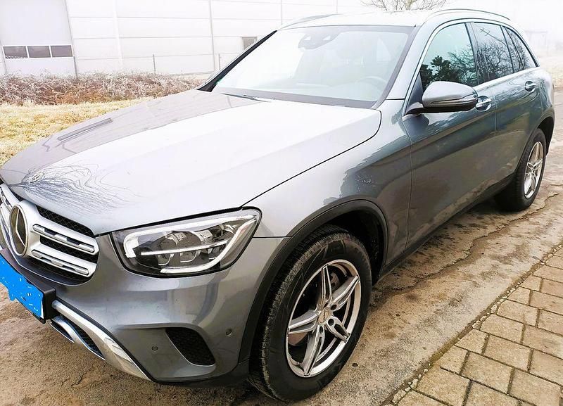 Grau Gebraucht 2020 Mercedes GLC200 SUV | 33.500 € (Teuer) - Bild 1/4