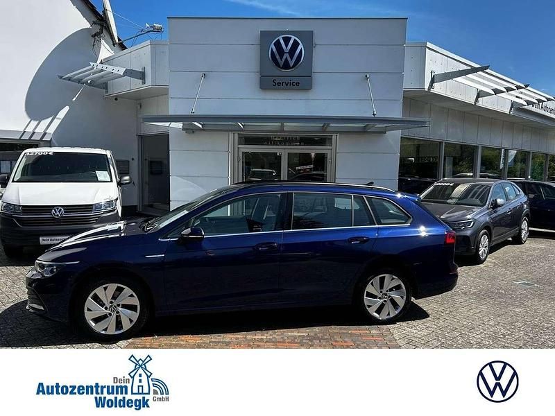 Atlantik blue metallic (metallic) Gebraucht 2024 VW Golf VIII Style Kombi | 28.900 € (Fairer Preis) - Bild 1/4