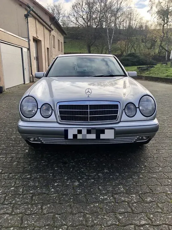 Gebraucht Mercedes E200 136 PS (100 kW) 1997 Silber Limousine