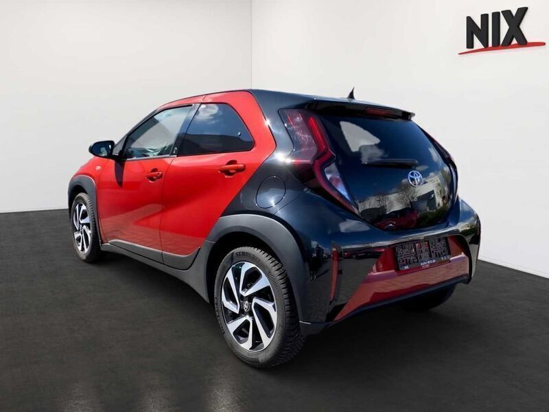 Gebraucht Toyota Aygo X Basis 72 PS (52 kW) 2024 Chili red perleffekt/ night sky black SUV