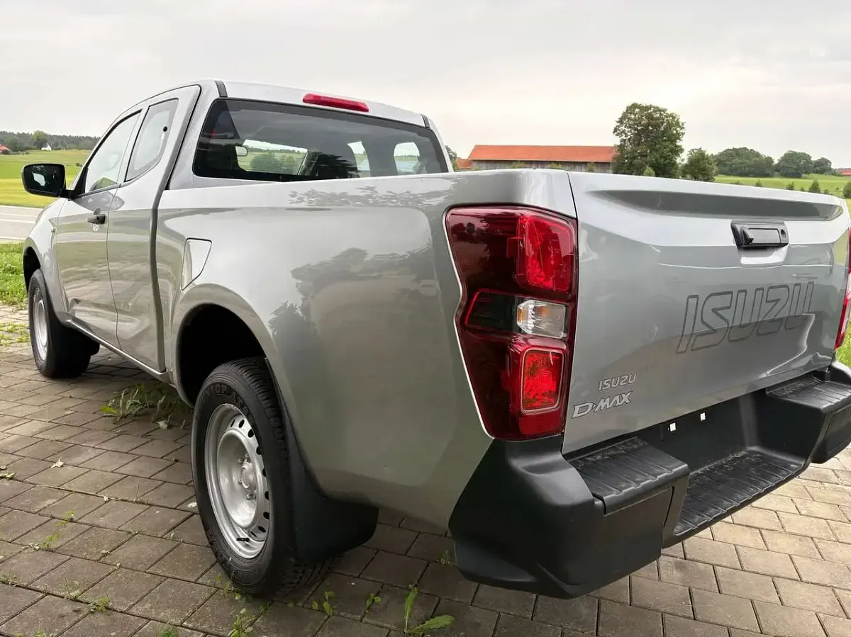 Neu Isuzu D-Max 163 PS (119 kW) 2026 Silber Pickup