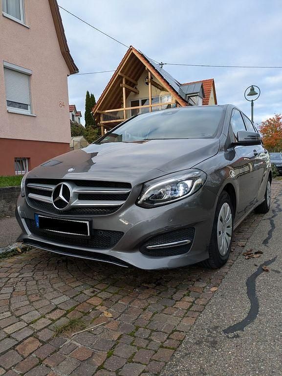 Grau Gebraucht 2017 Mercedes B180 Van / Kleinbus | 13.900 € (Superpreis) - Bild 1/4