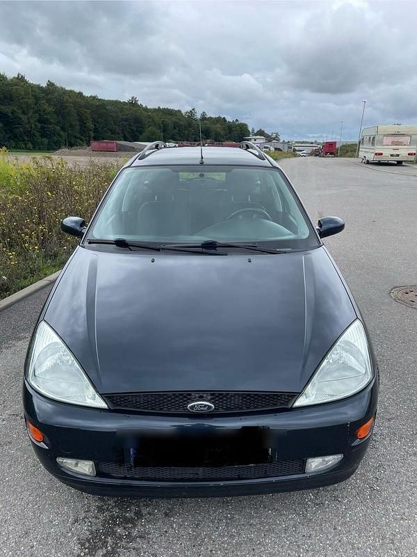 Blau Gebraucht 2001 Ford Focus Futura Kombi | 500 € (Guter Preis) - Bild 1/4