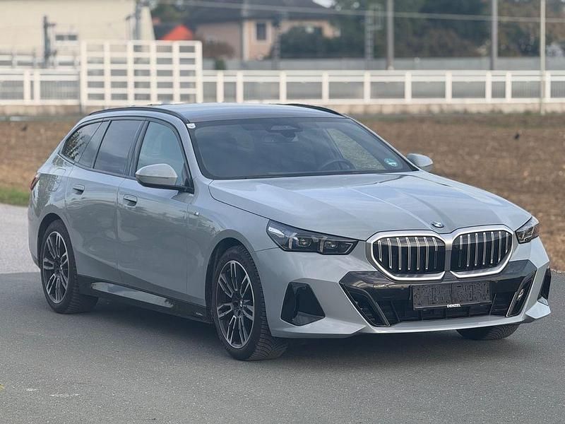 Grau Gebraucht 2024 BMW 520 M Sport Kombi | 56.990 € (Teuer) - Bild 1/4