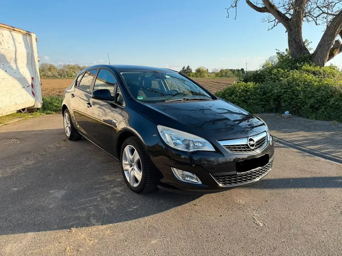 Gebraucht Opel Astra 140 PS (102 kW) 2011 Schwarz Kombi