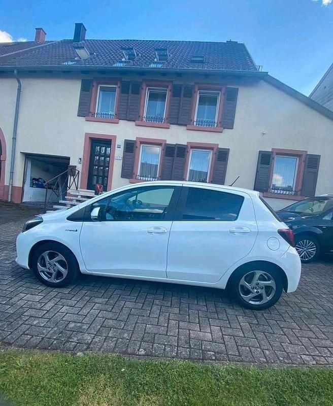 Gebraucht 2015 Toyota Yaris Hybrid Comfort Limousine | 8.899 € (Fairer Preis) - Bild 1/4