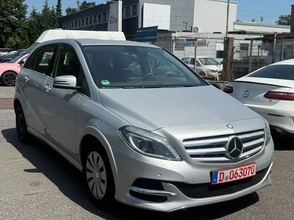 Gebraucht Mercedes B200 156 PS (114 kW) 2015 Silber Kleinwagen
