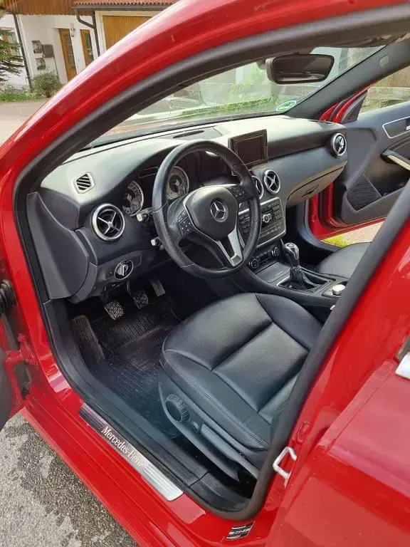 Gebraucht Mercedes A180 Urban 122 PS (89 kW) 2013 Rot Kleinwagen