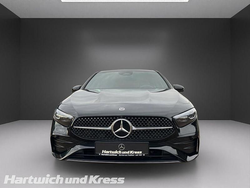 Gebraucht Mercedes A250 AMG Line Premium 218 PS (160 kW) 2025 Kosmosschwarz  lack Limousine