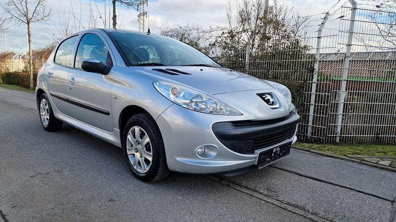 Gebraucht Peugeot 206 60 PS (44 kW) 2012 Silber Limousine