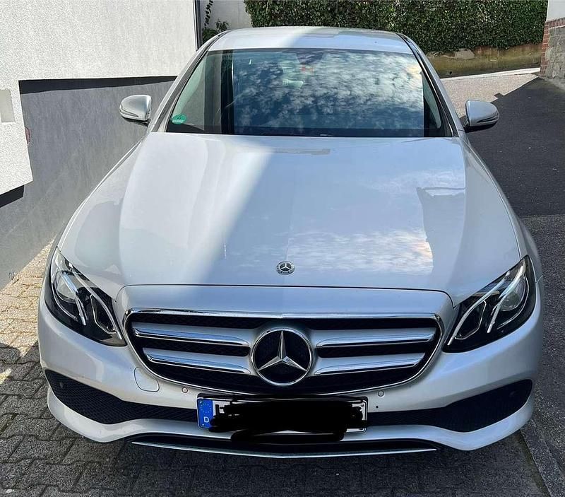 Silber Gebraucht 2018 Mercedes E200 Limousine | 25.500 € (Etwas zu teuer) - Bild 1/4