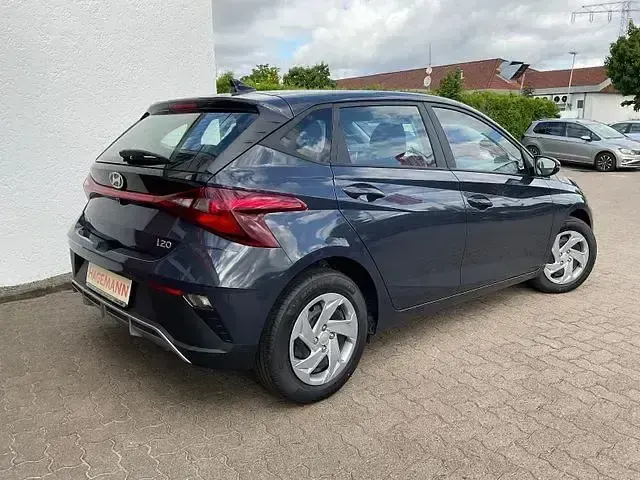 Neu Hyundai i20 Comfort 79 PS (58 kW) 2025 Grau Limousine