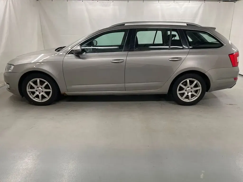 Używany Skoda Octavia Elegance 140 KM (102 kW) 2014 Brązowy Kombi