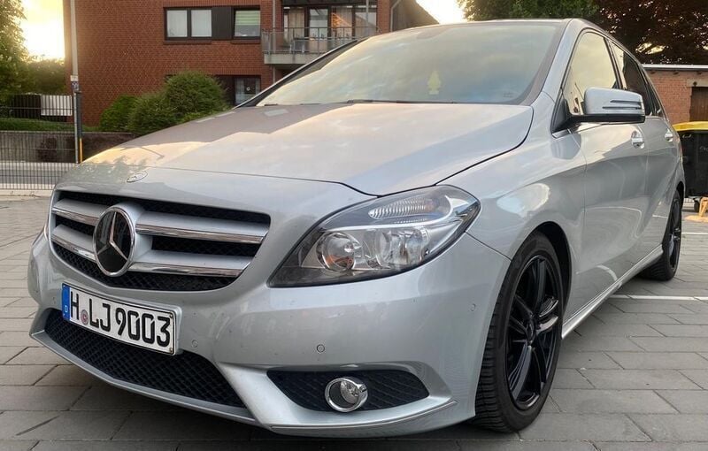 Silber Gebraucht 2013 Mercedes B200 Van / Kleinbus | 9.499 € (Guter Preis) - Bild 1/4