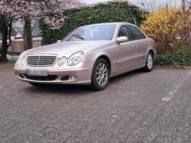 Gebraucht Mercedes E220 150 PS (110 kW) 2005 Gold Limousine
