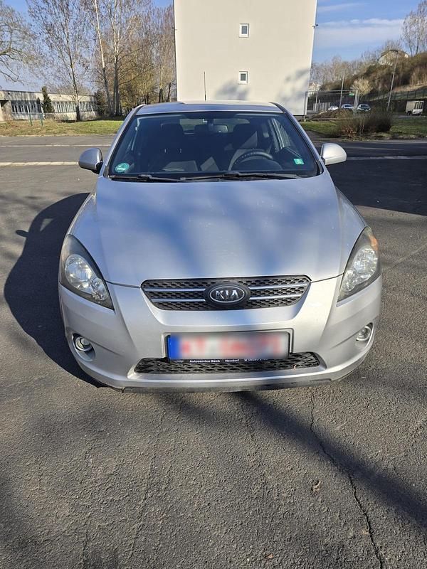 Gebraucht Kia Ceed 108 PS (79 kW) 2010 Grau Kleinwagen