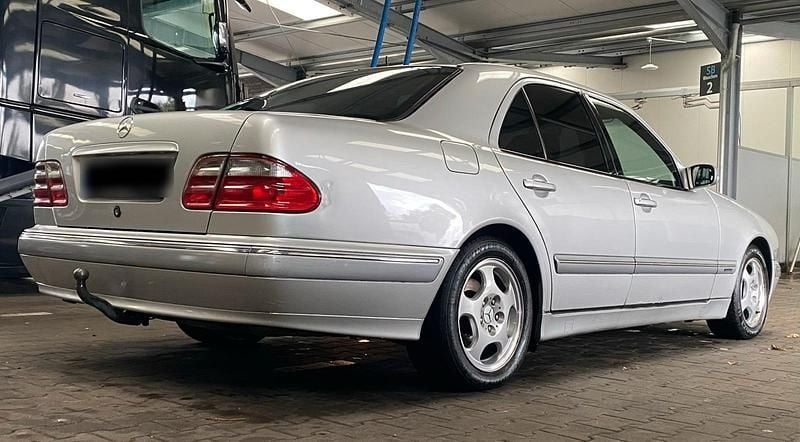 Second-hand Mercedes E220 145 CP (106 kW) 2001 Argintiu Berlinǎ