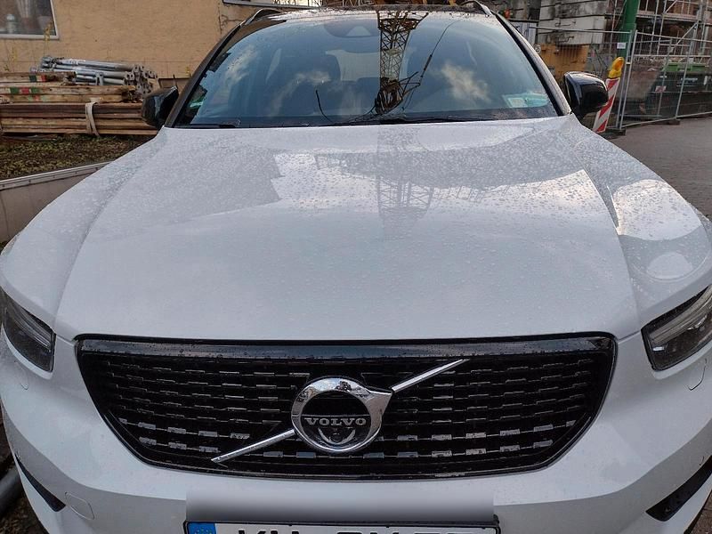 Weiß Gebraucht 2017 Volvo XC40 R-Design SUV | 29.100 € - Bild 1/4