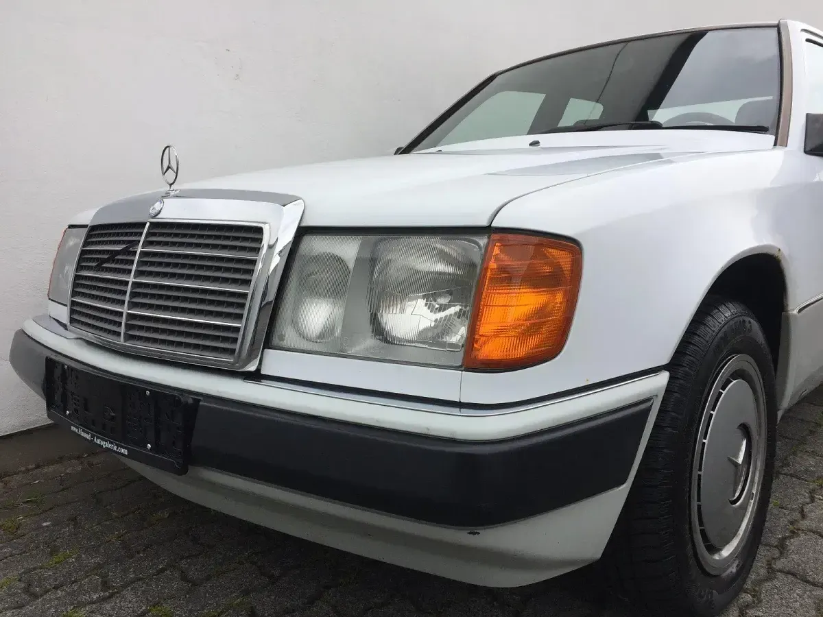 Gebraucht Mercedes E200 118 PS (86 kW) 1992 Weiß Limousine