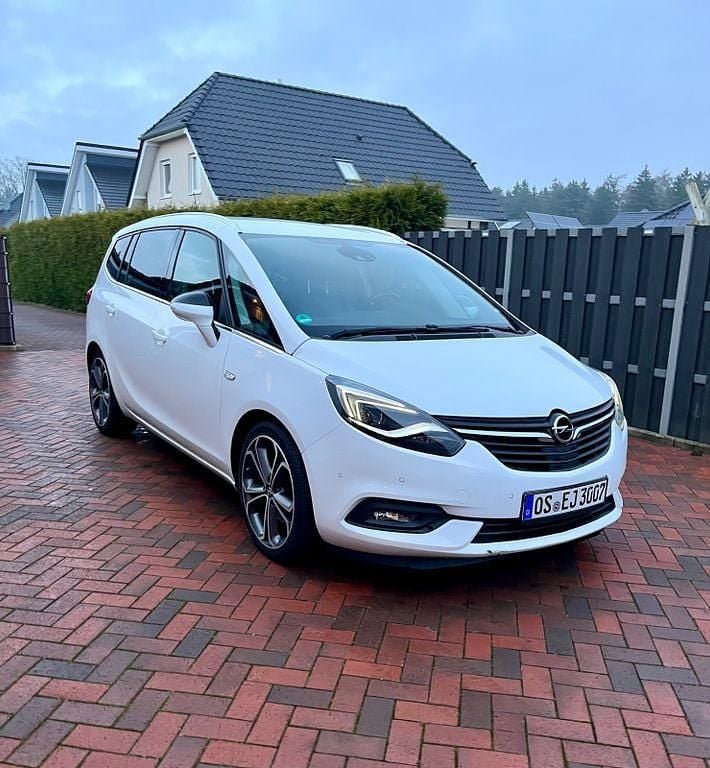 Weiß Gebraucht 2018 Opel Zafira Tourer Van / Kleinbus | 12.800 € (Fairer Preis) - Bild 1/4