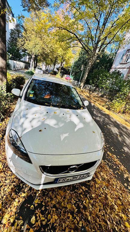 Gebraucht Volvo V40 Momentum 120 PS (88 kW) 2016 Weiß Limousine