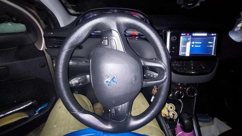 Grau Gebraucht 2012 Peugeot 208 Active Kleinwagen | 4.500 € (Guter Preis) - Bild 1/4