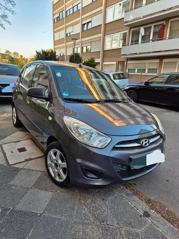 Grau Gebraucht 2013 Hyundai i10 Kleinwagen | 2.900 € - Bild 1/4