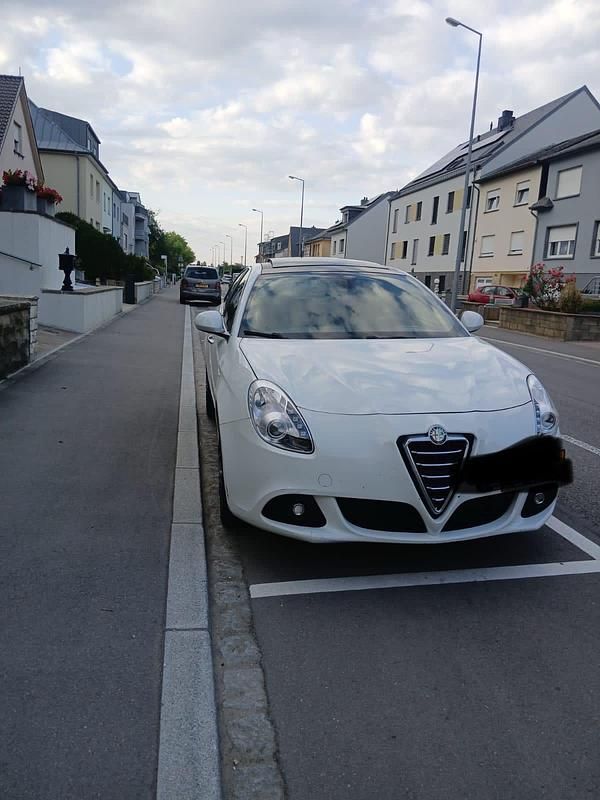 Weiß Gebraucht 2012 Alfa Romeo Giulietta Kleinwagen | 3.900 € (Guter Preis) - Bild 1/3