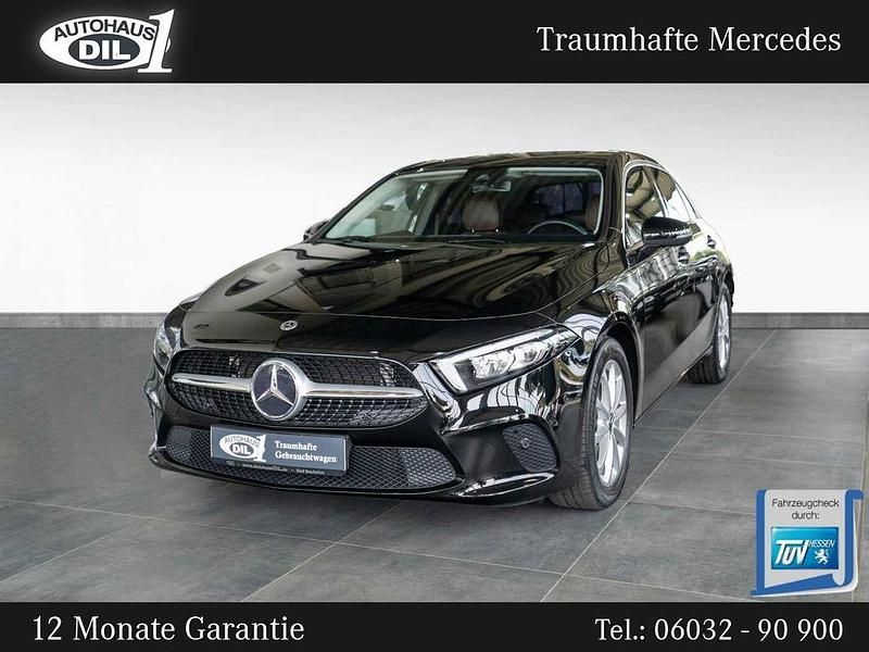 Nachtschwarz unilack Gebraucht 2019 Mercedes A180 Limousine | 23.650 € (Fairer Preis) - Bild 1/3