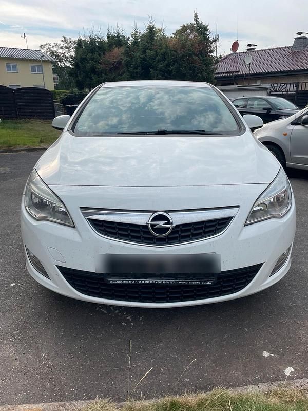Weiß Gebraucht 2011 Opel Astra Limousine | 1.990 € (Superpreis) - Bild 1/4