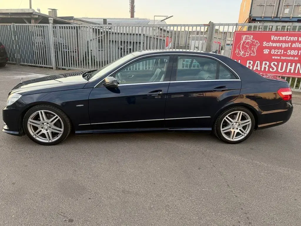 Gebraucht Mercedes E220 AMG line 163 PS (119 kW) 2012 Blau Limousine