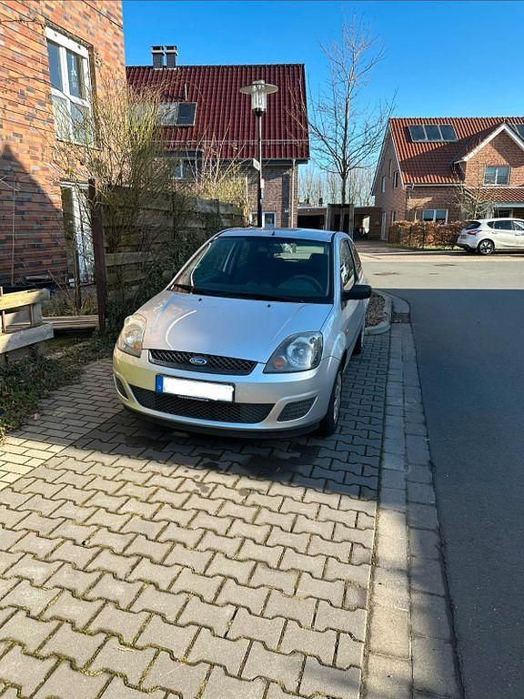 Grau Gebraucht 2007 Ford Fiesta Ambiente Limousine | 1.999 € (Fairer Preis) - Bild 1/4