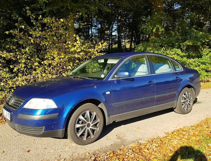 Blau Gebraucht 2003 VW Passat Limousine | 1.350 € (Fairer Preis) - Bild 1/4