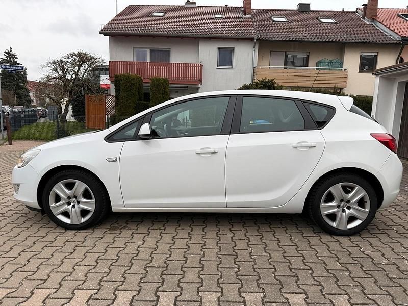 Gebraucht Opel Astra 116 PS (85 kW) 2011 Weiß Limousine