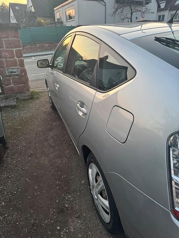 Gebraucht Toyota Prius 77 PS (56 kW) 2006 Silber Kleinwagen