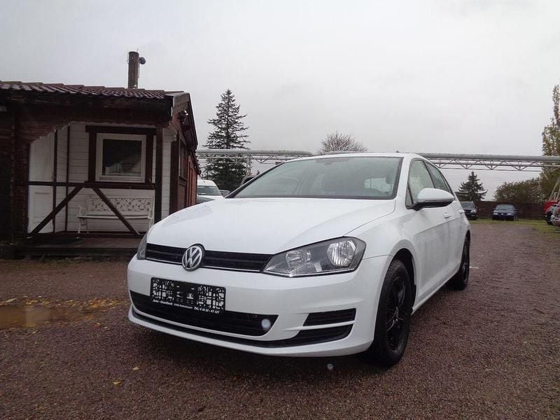 Pure white Gebraucht 2014 VW Golf VII Trendline Limousine | 8.500 € (Guter Preis) - Bild 1/4