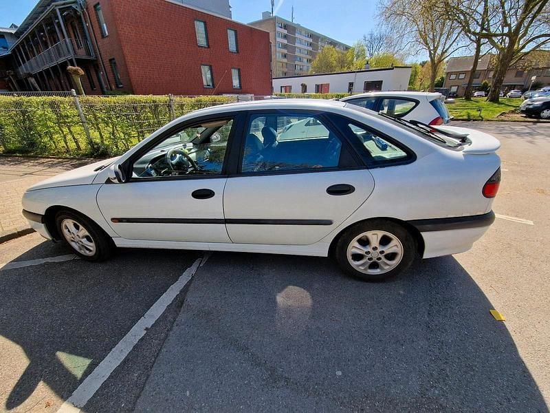 Używany Renault Laguna 84 KM (61 kW) 1997 Biały Sedan/Limuzyna