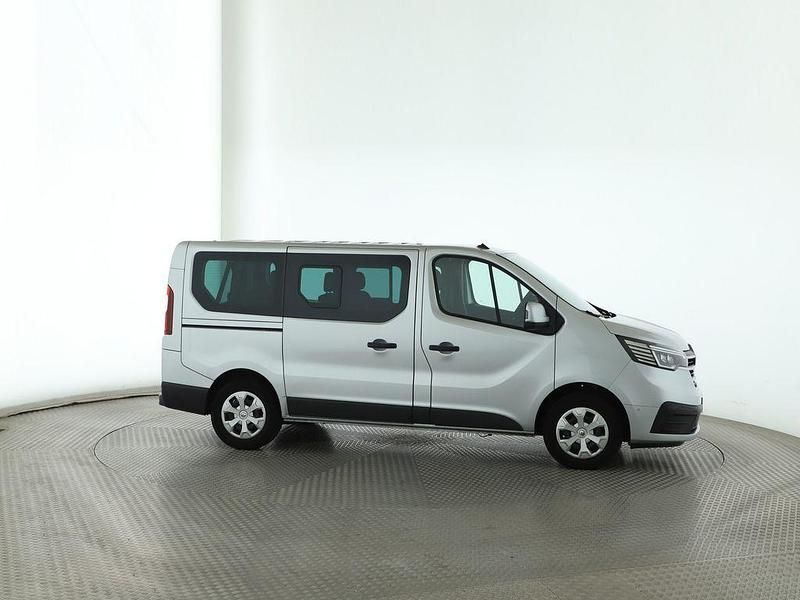 Gebraucht Renault Trafic Life 150 PS (110 kW) 2023 Silber Van / Kleinbus