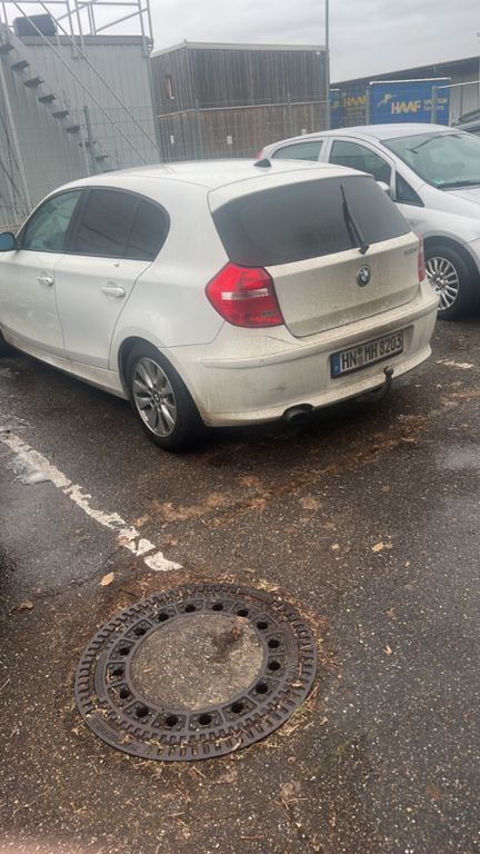 Weiß Gebraucht 2007 BMW 120 Kleinwagen | 2.600 € (Fairer Preis) - Bild 1/4