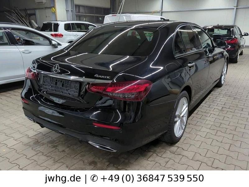 Gebraucht Mercedes E300 AMG 306 PS (225 kW) 2021 Schwarz/baltic black Limousine