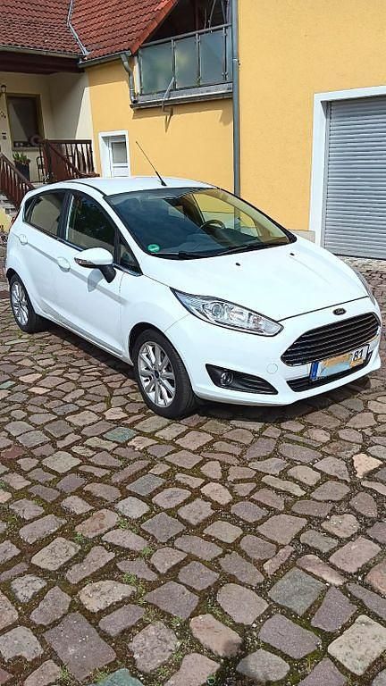 Weiß Gebraucht 2017 Ford Fiesta Cool & Connect Kleinwagen | 8.000 € (Superpreis) - Bild 1/4